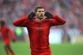 华体会-赫迪拉：格雷茨卡夺回主力位置，这展示了他的成熟和强大心态