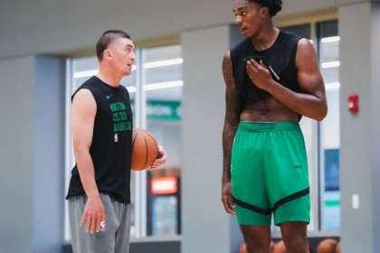 绿军官方晒训练照：普理查德&amp;新援安芬尼-西蒙斯在列